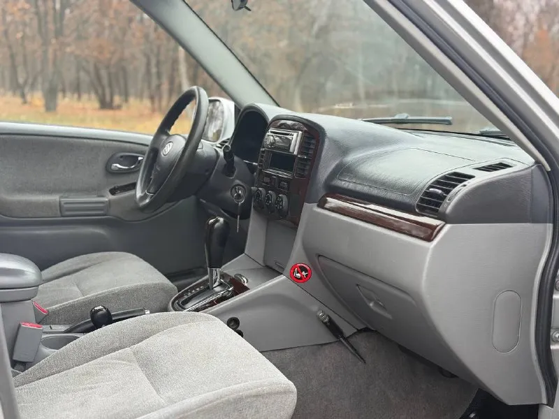 Продам suzuki grand vitara xl-7 (семи местный) рамный внедорожник с подключаемым полным приводом и пониженной передачей (part-time) оригинальный птс, один пожилой собственник. пробег - 270,000 км. год выпуска - 2006 (рест) двигатель 2.7-литровый v6, обслужен, работает ровно, ошибок нет, замена цепи производилась весной, попутно новая помпа, термостат, свечи. автомат «aisin» 5-ст, пинков и пробуксовок нет. масла и фильтра свежие. вложений не требует. кузов в заводском окрасе. без дтп. рама целая, номер читается отлично. стоит климат и круиз, обогревы зеркал, сидений, две штатные печки, доводчики окон, складывание зеркал и прочие. зимняя резина и новая летняя идёт в комплекте. цена : 700,000 рублей. обмена и рассрочки нет. территориально находится в г макеевка (центр) контакты : +7(949)-453-12-33 (есть «telegram») видеообзор машины скину при необходимости. - фотография - 7