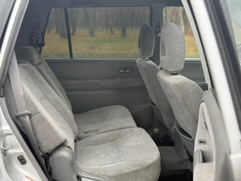 Продам suzuki grand vitara xl-7 (семи местный) рамный внедорожник с подключаемым полным приводом и пониженной передачей (part-time) оригинальный птс, один пожилой собственник. пробег - 270,000 км. год выпуска - 2006 (рест) двигатель 2.7-литровый v6, обслужен, работает ровно, ошибок нет, замена цепи производилась весной, попутно новая помпа, термостат, свечи. автомат «aisin» 5-ст, пинков и пробуксовок нет. масла и фильтра свежие. вложений не требует. кузов в заводском окрасе. без дтп. рама целая, номер читается отлично. стоит климат и круиз, обогревы зеркал, сидений, две штатные печки, доводчики окон, складывание зеркал и прочие. зимняя резина и новая летняя идёт в комплекте. цена : 700,000 рублей. обмена и рассрочки нет. территориально находится в г макеевка (центр) контакты : +7(949)-453-12-33 (есть «telegram») видеообзор машины скину при необходимости. - фотография - 8