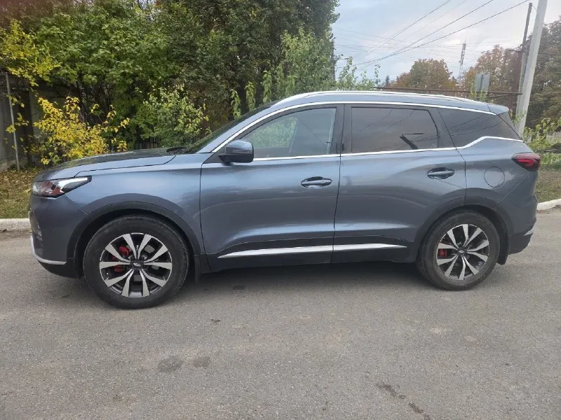 Продается chery tiggo 7 pro ( чери тигго 7 про)2021 г. кузов оцинкован в родном окрасе. надежный 1,5 л. чугунный двигатель, цепной, гидрокомпенсаторы.147 л. с.расход 7-8 л. 9 ступеней. богатая комплектация: камеры 360', подогревы: руля, лобового, всех сидений. электробагажник. хорошая музыка, мониторы, электро зеркала, панорама, кожа, электросидения и т д. ничего не гремит, не стучит. автозапуск, эко и спорт режимы, шикарный свет и т. д.старт стоп, без ключевой доступ. цена 1,7 мл. луганск. т.+79591137630. 📞 звоните: +7(959)1137630 - фотография - 2