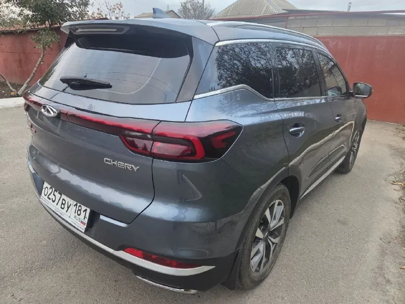 Продается chery tiggo 7 pro ( чери тигго 7 про)2021 г. кузов оцинкован в родном окрасе. надежный 1,5 л. чугунный двигатель, цепной, гидрокомпенсаторы.147 л. с.расход 7-8 л. 9 ступеней. богатая комплектация: камеры 360', подогревы: руля, лобового, всех сидений. электробагажник. хорошая музыка, мониторы, электро зеркала, панорама, кожа, электросидения и т д. ничего не гремит, не стучит. автозапуск, эко и спорт режимы, шикарный свет и т. д.старт стоп, без ключевой доступ. цена 1,7 мл. луганск. т.+79591137630. 📞 звоните: +7(959)1137630 - фотография - 3