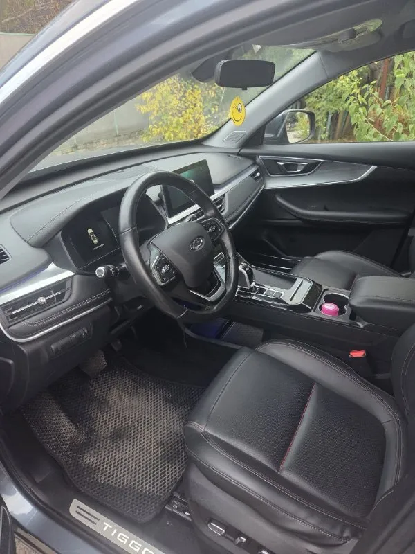 Продается chery tiggo 7 pro ( чери тигго 7 про)2021 г. кузов оцинкован в родном окрасе. надежный 1,5 л. чугунный двигатель, цепной, гидрокомпенсаторы.147 л. с.расход 7-8 л. 9 ступеней. богатая комплектация: камеры 360', подогревы: руля, лобового, всех сидений. электробагажник. хорошая музыка, мониторы, электро зеркала, панорама, кожа, электросидения и т д. ничего не гремит, не стучит. автозапуск, эко и спорт режимы, шикарный свет и т. д.старт стоп, без ключевой доступ. цена 1,7 мл. луганск. т.+79591137630. 📞 звоните: +7(959)1137630 - фотография - 7