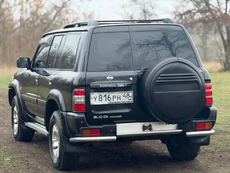 Продам легендарный nissan patrol в кузове y61. рамный, семи местный внедорожник в боевом состоянии. один владелец, оригинальный птс. сохранилась документация с автосалона, есть сервисная книжка с отметками обслуживания. двигатель 3.0-литровый дизель, контрактный, пробег 185,400 км. , вышел в 470 тыс руб, есть квитанции и чеки, пришёл с японии, узаконен. чугунная грузовая мкпп (неубиваемая) тнвд заменён, ещё на гарантии, аккумулятор новый. для тяжёлого бездорожья предусмотрены - блок. заднего дифференциала, понижающая передача, отключение заднего стабилизатора. передний мост с колесными муфтами (хабы) вечные передние/задние неразрезные мосты. кузов целый, рама без изъянов, номер читаем. остекление заводское. стоит доп. радиатор на печку, климат, круиз, люк, эл. привод и обогрев сидений, подогрев зеркал с зоной дворников и прочие. два комплекта резины и литых дисков. цена : 1,1 млн рублей. обмена и рассрочки нет. территори 📲 tg: дмитрий 📞 звоните: +7(949)4531233 - фотография - 2