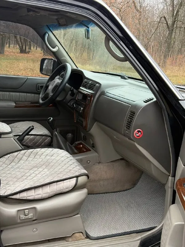 Продам легендарный nissan patrol в кузове y61. рамный, семи местный внедорожник в боевом состоянии. один владелец, оригинальный птс. сохранилась документация с автосалона, есть сервисная книжка с отметками обслуживания. двигатель 3.0-литровый дизель, контрактный, пробег 185,400 км. , вышел в 470 тыс руб, есть квитанции и чеки, пришёл с японии, узаконен. чугунная грузовая мкпп (неубиваемая) тнвд заменён, ещё на гарантии, аккумулятор новый. для тяжёлого бездорожья предусмотрены - блок. заднего дифференциала, понижающая передача, отключение заднего стабилизатора. передний мост с колесными муфтами (хабы) вечные передние/задние неразрезные мосты. кузов целый, рама без изъянов, номер читаем. остекление заводское. стоит доп. радиатор на печку, климат, круиз, люк, эл. привод и обогрев сидений, подогрев зеркал с зоной дворников и прочие. два комплекта резины и литых дисков. цена : 1,1 млн рублей. обмена и рассрочки нет. территори 📲 tg: дмитрий 📞 звоните: +7(949)4531233 - фотография - 8