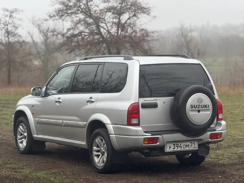 Продам suzuki grand vitara xl-7 (семи местный) рамный внедорожник с подключаемым полным приводом и пониженной передачей (part-time) оригинальный птс, один пожилой собственник. пробег - 270,000 км. год выпуска - 2006 (рест) двигатель 2.7-литровый v6, обслужен, работает ровно, ошибок нет, замена цепи производилась весной, попутно новая помпа, термостат, свечи. автомат «aisin» 5-ст, пинков и пробуксовок нет. масла и фильтра свежие. вложений не требует. кузов в заводском окрасе. без дтп. рама целая, номер читается отлично. стоит климат и круиз, обогревы зеркал, сидений, две штатные печки, доводчики окон, складывание зеркал и прочие. зимняя резина и новая летняя идёт в комплекте. цена : 700,000 рублей. обмена и рассрочки нет. территориально находится в г макеевка (центр) контакты : +7(949)-453-12-33 (есть «telegram») видеообзор машины скину при необходимости. 📲 tg: дмитрий 📞 звоните: +7(949)4531233 - фотография - 2
