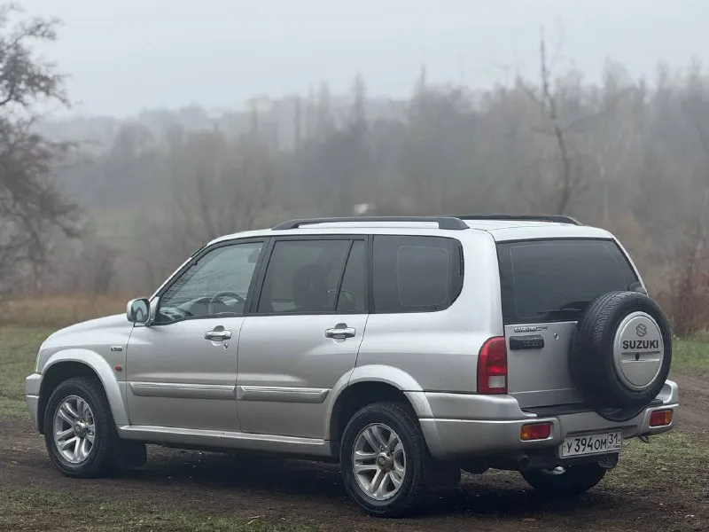 Продам suzuki grand vitara xl-7 (семи местный) рамный внедорожник с подключаемым полным приводом и пониженной передачей (part-time) оригинальный птс, один пожилой собственник. пробег - 270,000 км. год выпуска - 2006 (рест) двигатель 2.7-литровый v6, обслужен, работает ровно, ошибок нет, замена цепи производилась весной, попутно новая помпа, термостат, свечи. автомат «aisin» 5-ст, пинков и пробуксовок нет. масла и фильтра свежие. вложений не требует. кузов в заводском окрасе. без дтп. рама целая, номер читается отлично. стоит климат и круиз, обогревы зеркал, сидений, две штатные печки, доводчики окон, складывание зеркал и прочие. зимняя резина и новая летняя идёт в комплекте. цена : 700,000 рублей. обмена и рассрочки нет. территориально находится в г макеевка (центр) контакты : +7(949)-453-12-33 (есть «telegram») видеообзор машины скину при необходимости. 📲 tg: дмитрий 📞 звоните: +7(949)4531233 - фотография - 3