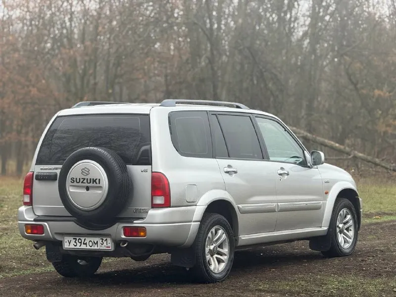 Продам suzuki grand vitara xl-7 (семи местный) рамный внедорожник с подключаемым полным приводом и пониженной передачей (part-time) оригинальный птс, один пожилой собственник. пробег - 270,000 км. год выпуска - 2006 (рест) двигатель 2.7-литровый v6, обслужен, работает ровно, ошибок нет, замена цепи производилась весной, попутно новая помпа, термостат, свечи. автомат «aisin» 5-ст, пинков и пробуксовок нет. масла и фильтра свежие. вложений не требует. кузов в заводском окрасе. без дтп. рама целая, номер читается отлично. стоит климат и круиз, обогревы зеркал, сидений, две штатные печки, доводчики окон, складывание зеркал и прочие. зимняя резина и новая летняя идёт в комплекте. цена : 700,000 рублей. обмена и рассрочки нет. территориально находится в г макеевка (центр) контакты : +7(949)-453-12-33 (есть «telegram») видеообзор машины скину при необходимости. 📲 tg: дмитрий 📞 звоните: +7(949)4531233 - фотография - 5