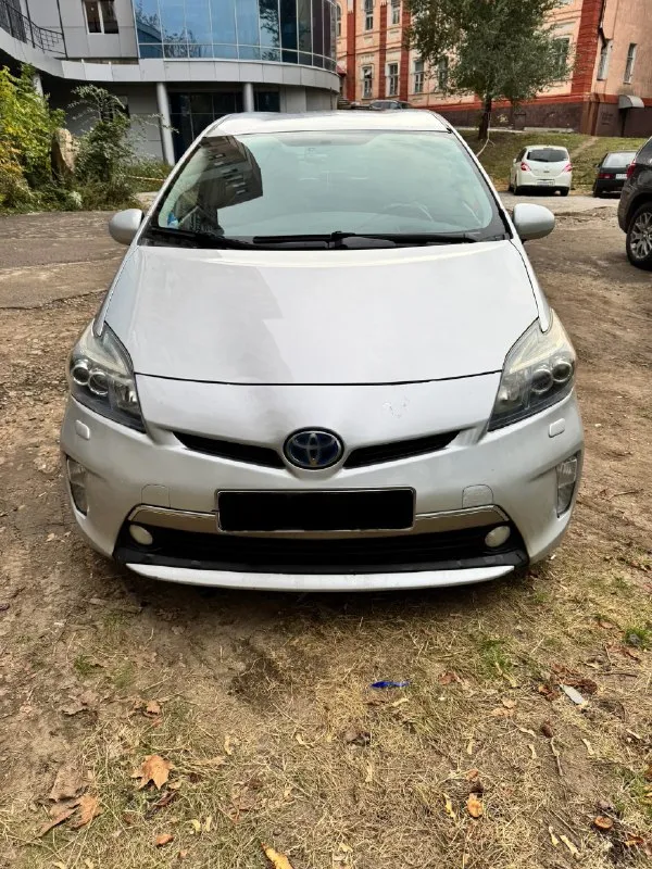 Toyota prius 35 plug in hybrid 2012 год пробег 220 тыс. двигатель 1.8 по паспорту 99 л. с (136 л. с... - фотография