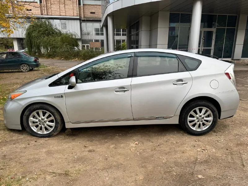 Toyota prius 35 plug in hybrid 2012 год пробег 220 тыс. двигатель 1.8 по паспорту 99 л. с (136 л. с с эл. мотором) масло 0w20 каждые 10 тыс. (ни разу не доливал) расход топлива в среднем 5-6л/100км. автоматическая бесступенчатая коробка передач гибридная установка в отличном состоянии запас хода на электротяге 20-25 км, заряжается от сети за 1.5 часа. зарядное устройство в комплекте резина комплект лето на титанах r16, комплект зима на таких же титанах r16 адаптивный круиз контроль заводские bi led линзы акустическая система jbl проекция на лобовое стекло навигатор, регистратор, bluetooth, aux, usb эл. омыватели фар подогрев передних сидений эл. регулировка водительского сидения цена 1.4 без тога, без обмена. луганск +7 959 160 25 06 📞 звоните: +7(959)1602506 - фотография - 2