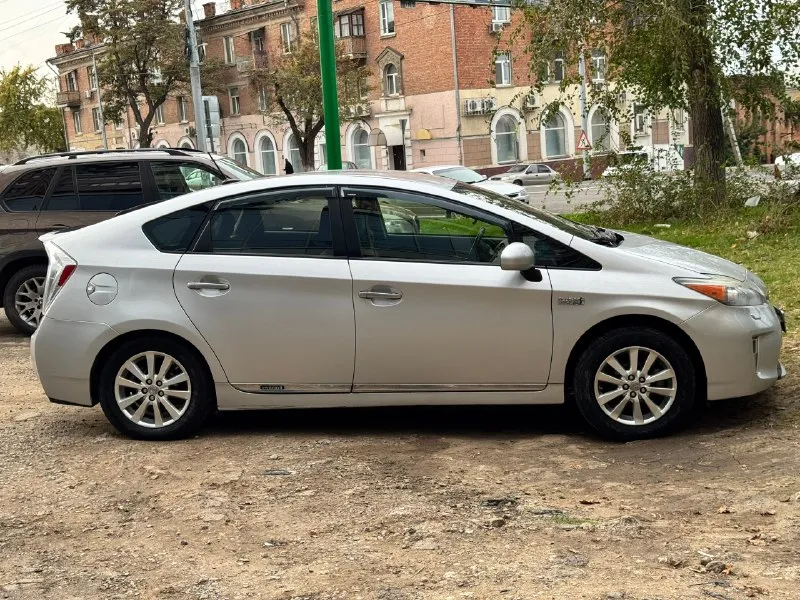 Toyota prius 35 plug in hybrid 2012 год пробег 220 тыс. двигатель 1.8 по паспорту 99 л. с (136 л. с с эл. мотором) масло 0w20 каждые 10 тыс. (ни разу не доливал) расход топлива в среднем 5-6л/100км. автоматическая бесступенчатая коробка передач гибридная установка в отличном состоянии запас хода на электротяге 20-25 км, заряжается от сети за 1.5 часа. зарядное устройство в комплекте резина комплект лето на титанах r16, комплект зима на таких же титанах r16 адаптивный круиз контроль заводские bi led линзы акустическая система jbl проекция на лобовое стекло навигатор, регистратор, bluetooth, aux, usb эл. омыватели фар подогрев передних сидений эл. регулировка водительского сидения цена 1.4 без тога, без обмена. луганск +7 959 160 25 06 📞 звоните: +7(959)1602506 - фотография - 3