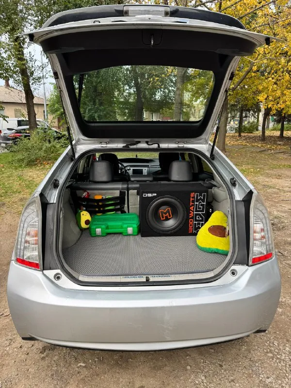 Toyota prius 35 plug in hybrid 2012 год пробег 220 тыс. двигатель 1.8 по паспорту 99 л. с (136 л. с с эл. мотором) масло 0w20 каждые 10 тыс. (ни разу не доливал) расход топлива в среднем 5-6л/100км. автоматическая бесступенчатая коробка передач гибридная установка в отличном состоянии запас хода на электротяге 20-25 км, заряжается от сети за 1.5 часа. зарядное устройство в комплекте резина комплект лето на титанах r16, комплект зима на таких же титанах r16 адаптивный круиз контроль заводские bi led линзы акустическая система jbl проекция на лобовое стекло навигатор, регистратор, bluetooth, aux, usb эл. омыватели фар подогрев передних сидений эл. регулировка водительского сидения цена 1.4 без тога, без обмена. луганск +7 959 160 25 06 📞 звоните: +7(959)1602506 - фотография - 5