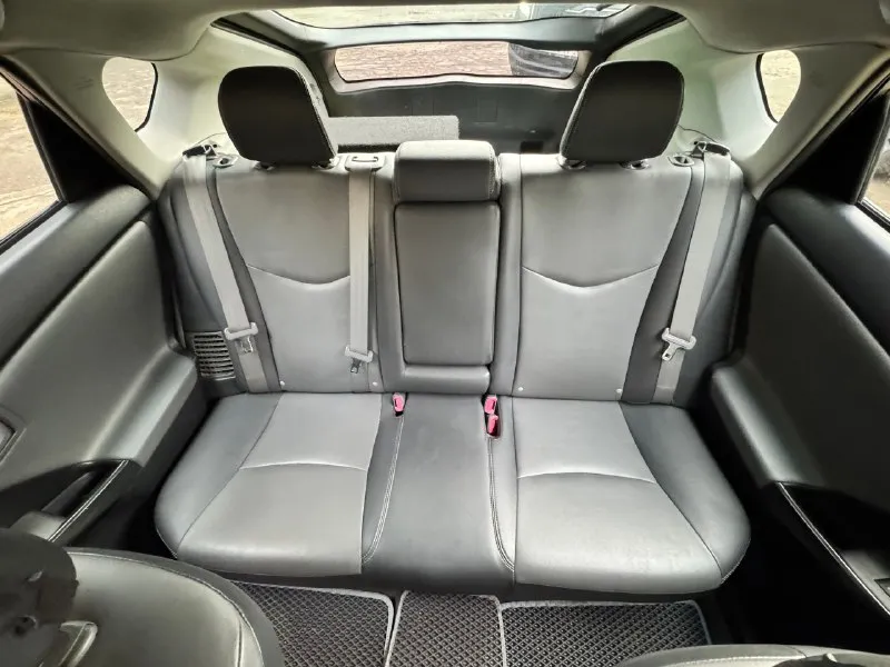 Toyota prius 35 plug in hybrid 2012 год пробег 220 тыс. двигатель 1.8 по паспорту 99 л. с (136 л. с с эл. мотором) масло 0w20 каждые 10 тыс. (ни разу не доливал) расход топлива в среднем 5-6л/100км. автоматическая бесступенчатая коробка передач гибридная установка в отличном состоянии запас хода на электротяге 20-25 км, заряжается от сети за 1.5 часа. зарядное устройство в комплекте резина комплект лето на титанах r16, комплект зима на таких же титанах r16 адаптивный круиз контроль заводские bi led линзы акустическая система jbl проекция на лобовое стекло навигатор, регистратор, bluetooth, aux, usb эл. омыватели фар подогрев передних сидений эл. регулировка водительского сидения цена 1.4 без тога, без обмена. луганск +7 959 160 25 06 📞 звоните: +7(959)1602506 - фотография - 6