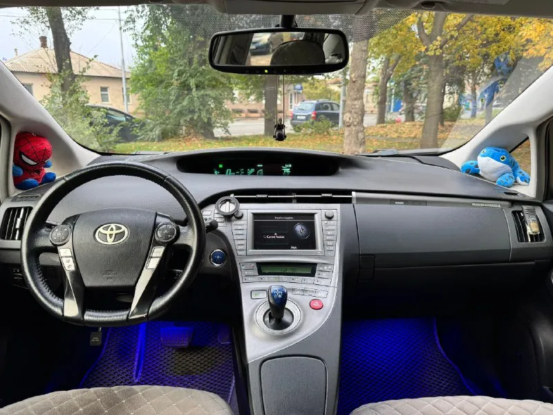 Toyota prius 35 plug in hybrid 2012 год пробег 220 тыс. двигатель 1.8 по паспорту 99 л. с (136 л. с с эл. мотором) масло 0w20 каждые 10 тыс. (ни разу не доливал) расход топлива в среднем 5-6л/100км. автоматическая бесступенчатая коробка передач гибридная установка в отличном состоянии запас хода на электротяге 20-25 км, заряжается от сети за 1.5 часа. зарядное устройство в комплекте резина комплект лето на титанах r16, комплект зима на таких же титанах r16 адаптивный круиз контроль заводские bi led линзы акустическая система jbl проекция на лобовое стекло навигатор, регистратор, bluetooth, aux, usb эл. омыватели фар подогрев передних сидений эл. регулировка водительского сидения цена 1.4 без тога, без обмена. луганск +7 959 160 25 06 📞 звоните: +7(959)1602506 - фотография - 7