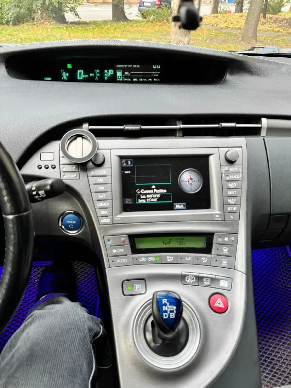 Toyota prius 35 plug in hybrid 2012 год пробег 220 тыс. двигатель 1.8 по паспорту 99 л. с (136 л. с с эл. мотором) масло 0w20 каждые 10 тыс. (ни разу не доливал) расход топлива в среднем 5-6л/100км. автоматическая бесступенчатая коробка передач гибридная установка в отличном состоянии запас хода на электротяге 20-25 км, заряжается от сети за 1.5 часа. зарядное устройство в комплекте резина комплект лето на титанах r16, комплект зима на таких же титанах r16 адаптивный круиз контроль заводские bi led линзы акустическая система jbl проекция на лобовое стекло навигатор, регистратор, bluetooth, aux, usb эл. омыватели фар подогрев передних сидений эл. регулировка водительского сидения цена 1.4 без тога, без обмена. луганск +7 959 160 25 06 📞 звоните: +7(959)1602506 - фотография - 8