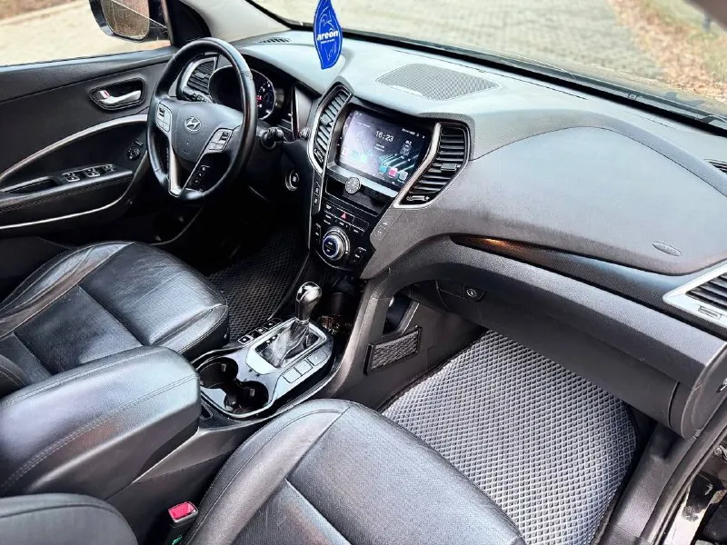 Продам hyundai santa-fe lll в идеальном состоянии !!в заводском окрасе!! цена 1.750руб 2014 года 2.4 коробка работает идеально максимальная комплектация полная кожа подогрев руля подогревы всех 4 сидений электропривод сидений регулировка задних сидений старт стоп без ключевой доступ круиз контроль, мульти руль режимы езды (comfort) (sport) (normal) 4х зонный климат 4wd-полный привод музыка-carplay с встроеным навигатором 4-awto стекло подъемника 2 ключа авто запуск такой авто трудно найти! г. донецк оформление в мрэо тел. .+79495325914 цена 1750.руб 📲 tg: федорович 📞 звоните: +7(949)5325914 - фотография - 7