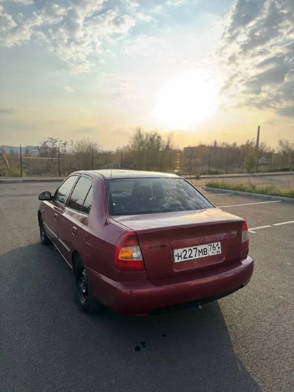 Продам hyundai акцент,2005 года выпуска, машина в хорошем состоянии, не гнилая, дно целое, все работает, по комплектации гур, кондиционер заправленный, печка жарит,4 эсп, кпп механика, мотор и коробка без нареканий сел и поехал, простенькая музыка, приезжайте смотрите, цена 335000 руб, возможен небольшой торг, звонить +79495654761 📲 tg: @mari4kaj 📞 звоните: +7(949)5654761 - фотография - 1
