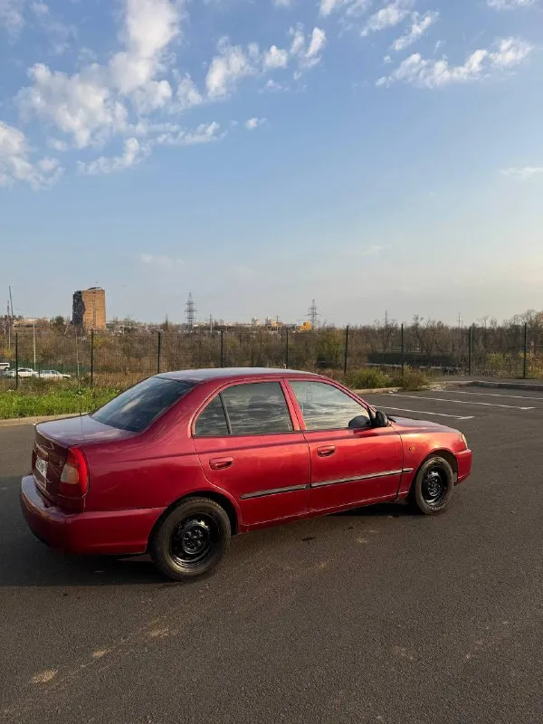 Продам hyundai акцент,2005 года выпуска, машина в хорошем состоянии, не гнилая, дно целое, все работает, по комплектации гур, кондиционер заправленный, печка жарит,4 эсп, кпп механика, мотор и коробка без нареканий сел и поехал, простенькая музыка, приезжайте смотрите, цена 335000 руб, возможен небольшой торг, звонить +79495654761 📲 tg: @mari4kaj 📞 звоните: +7(949)5654761 - фотография - 2