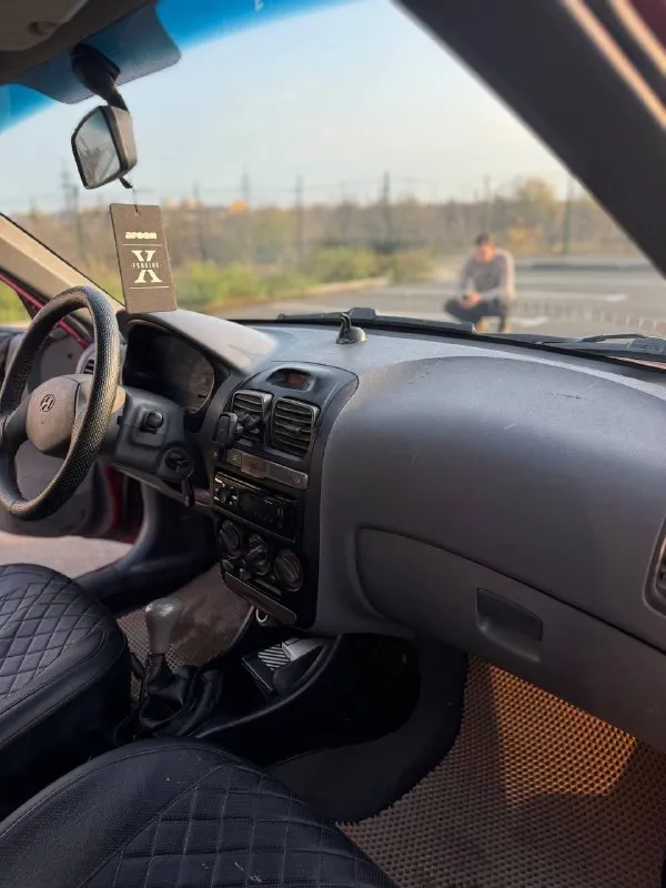 Продам hyundai акцент,2005 года выпуска, машина в хорошем состоянии, не гнилая, дно целое, все работает, по комплектации гур, кондиционер заправленный, печка жарит,4 эсп, кпп механика, мотор и коробка без нареканий сел и поехал, простенькая музыка, приезжайте смотрите, цена 335000 руб, возможен небольшой торг, звонить +79495654761 📲 tg: @mari4kaj 📞 звоните: +7(949)5654761 - фотография - 3