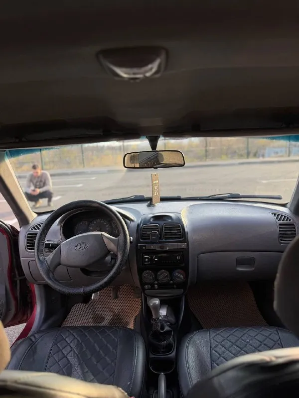 Продам hyundai акцент,2005 года выпуска, машина в хорошем состоянии, не гнилая, дно целое, все работает, по комплектации гур, кондиционер заправленный, печка жарит,4 эсп, кпп механика, мотор и коробка без нареканий сел и поехал, простенькая музыка, приезжайте смотрите, цена 335000 руб, возможен небольшой торг, звонить +79495654761 📲 tg: @mari4kaj 📞 звоните: +7(949)5654761 - фотография - 4