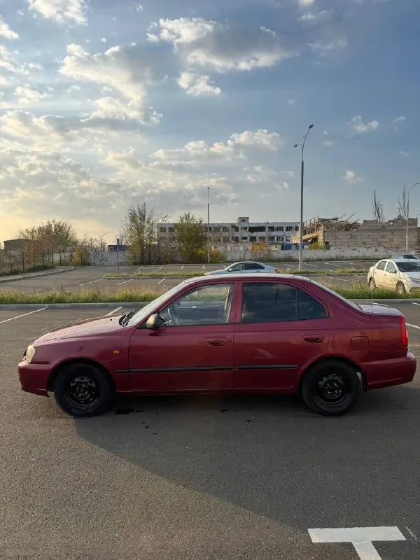 Продам hyundai акцент,2005 года выпуска, машина в хорошем состоянии, не гнилая, дно целое, все работает, по комплектации гур, кондиционер заправленный, печка жарит,4 эсп, кпп механика, мотор и коробка без нареканий сел и поехал, простенькая музыка, приезжайте смотрите, цена 335000 руб, возможен небольшой торг, звонить +79495654761 📲 tg: @mari4kaj 📞 звоните: +7(949)5654761 - фотография - 7
