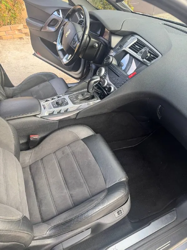 Citroen ds5, 2013 г. , 1.6 at, пробег 214 000 км автомобиль в отличном состоянии — ухоженный, полностью обслужен. двигатель работает ровно, коробка переключается плавно, без рывков. ошибок по электронике нет, всё функционирует как положено. салон аккуратный, чистый, кожа в отличном состоянии. комплектация: панорамная крыша, камера 360°, круиз-контроль, кожаный салон, подогрев сидений, мультируль, климат-контроль, датчик света, датчик дождя, электропакет, штатная мультимедиа и многое другое едет уверенно, комфортный и динамичный автомобиль с премиальным дизайном и отличной управляемостью. расход топлива умеренный, всё обслуживание проводилось вовремя. осмотр в макеевке, любые проверки на сто приветствуются. я владелец, полное переоформление в мрэо. 💰 цена: 890 000 руб (торг у капота) 📞 телефон: +7 949 805 54 21 📞 звоните: +7(949)8055421 - фотография - 10