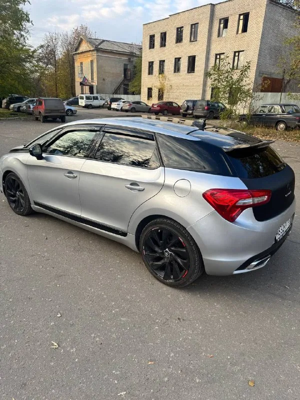 Citroen ds5, 2013 г. , 1.6 at, пробег 214 000 км автомобиль в отличном состоянии — ухоженный, полностью обслужен. двигатель работает ровно, коробка переключается плавно, без рывков. ошибок по электронике нет, всё функционирует как положено. салон аккуратный, чистый, кожа в отличном состоянии. комплектация: панорамная крыша, камера 360°, круиз-контроль, кожаный салон, подогрев сидений, мультируль, климат-контроль, датчик света, датчик дождя, электропакет, штатная мультимедиа и многое другое едет уверенно, комфортный и динамичный автомобиль с премиальным дизайном и отличной управляемостью. расход топлива умеренный, всё обслуживание проводилось вовремя. осмотр в макеевке, любые проверки на сто приветствуются. я владелец, полное переоформление в мрэо. 💰 цена: 890 000 руб (торг у капота) 📞 телефон: +7 949 805 54 21 📞 звоните: +7(949)8055421 - фотография - 2