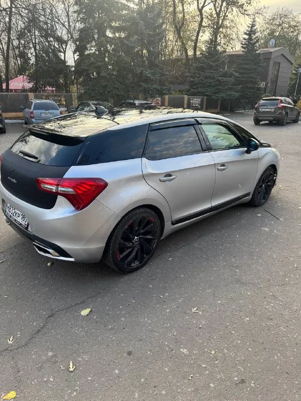 Citroen ds5, 2013 г. , 1.6 at, пробег 214 000 км автомобиль в отличном состоянии — ухоженный, полностью обслужен. двигатель работает ровно, коробка переключается плавно, без рывков. ошибок по электронике нет, всё функционирует как положено. салон аккуратный, чистый, кожа в отличном состоянии. комплектация: панорамная крыша, камера 360°, круиз-контроль, кожаный салон, подогрев сидений, мультируль, климат-контроль, датчик света, датчик дождя, электропакет, штатная мультимедиа и многое другое едет уверенно, комфортный и динамичный автомобиль с премиальным дизайном и отличной управляемостью. расход топлива умеренный, всё обслуживание проводилось вовремя. осмотр в макеевке, любые проверки на сто приветствуются. я владелец, полное переоформление в мрэо. 💰 цена: 890 000 руб (торг у капота) 📞 телефон: +7 949 805 54 21 📞 звоните: +7(949)8055421 - фотография - 4