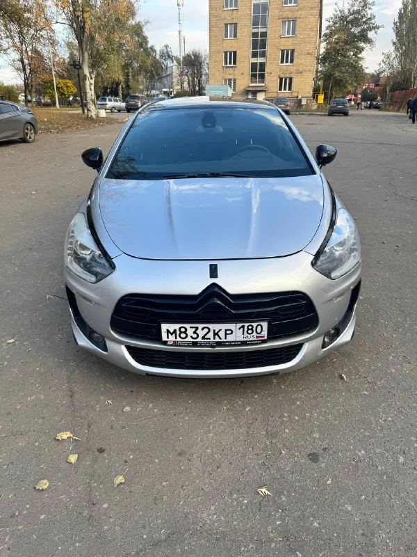 Citroen ds5, 2013 г. , 1.6 at, пробег 214 000 км автомобиль в отличном состоянии — ухоженный, полностью обслужен. двигатель работает ровно, коробка переключается плавно, без рывков. ошибок по электронике нет, всё функционирует как положено. салон аккуратный, чистый, кожа в отличном состоянии. комплектация: панорамная крыша, камера 360°, круиз-контроль, кожаный салон, подогрев сидений, мультируль, климат-контроль, датчик света, датчик дождя, электропакет, штатная мультимедиа и многое другое едет уверенно, комфортный и динамичный автомобиль с премиальным дизайном и отличной управляемостью. расход топлива умеренный, всё обслуживание проводилось вовремя. осмотр в макеевке, любые проверки на сто приветствуются. я владелец, полное переоформление в мрэо. 💰 цена: 890 000 руб (торг у капота) 📞 телефон: +7 949 805 54 21 📞 звоните: +7(949)8055421 - фотография - 6