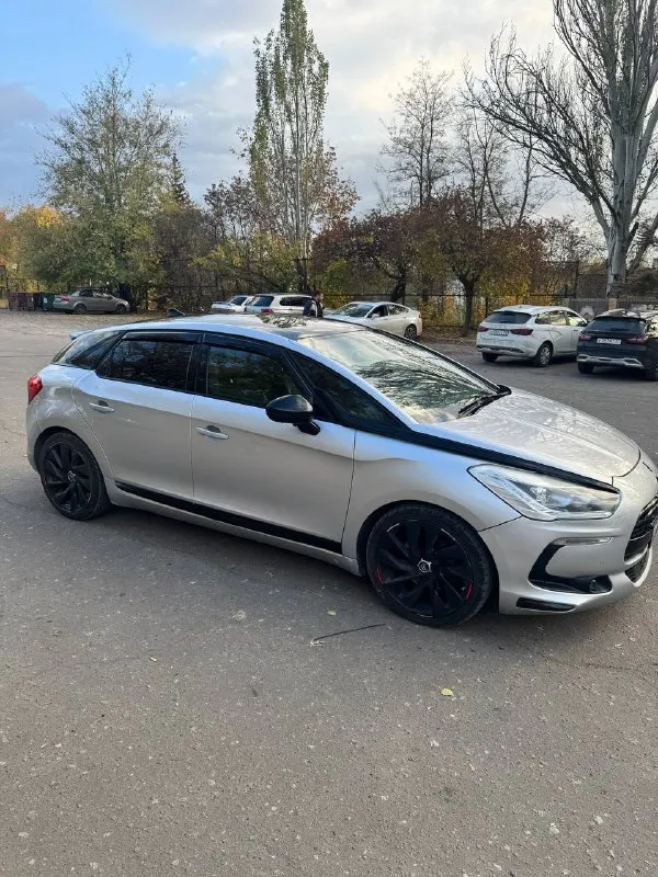 Citroen ds5, 2013 г. , 1.6 at, пробег 214 000 км автомобиль в отличном состоянии — ухоженный, полностью обслужен. двигатель работает ровно, коробка переключается плавно, без рывков. ошибок по электронике нет, всё функционирует как положено. салон аккуратный, чистый, кожа в отличном состоянии. комплектация: панорамная крыша, камера 360°, круиз-контроль, кожаный салон, подогрев сидений, мультируль, климат-контроль, датчик света, датчик дождя, электропакет, штатная мультимедиа и многое другое едет уверенно, комфортный и динамичный автомобиль с премиальным дизайном и отличной управляемостью. расход топлива умеренный, всё обслуживание проводилось вовремя. осмотр в макеевке, любые проверки на сто приветствуются. я владелец, полное переоформление в мрэо. 💰 цена: 890 000 руб (торг у капота) 📞 телефон: +7 949 805 54 21 📞 звоните: +7(949)8055421 - фотография - 7