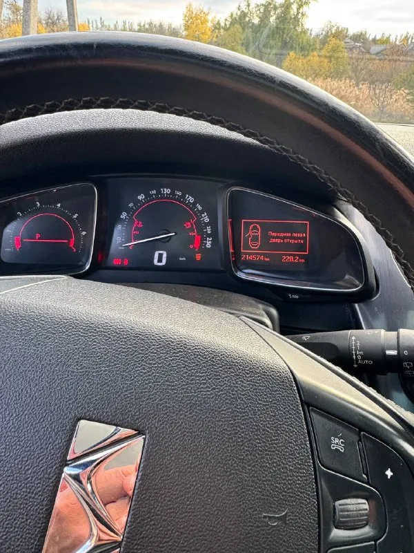 Citroen ds5, 2013 г. , 1.6 at, пробег 214 000 км автомобиль в отличном состоянии — ухоженный, полностью обслужен. двигатель работает ровно, коробка переключается плавно, без рывков. ошибок по электронике нет, всё функционирует как положено. салон аккуратный, чистый, кожа в отличном состоянии. комплектация: панорамная крыша, камера 360°, круиз-контроль, кожаный салон, подогрев сидений, мультируль, климат-контроль, датчик света, датчик дождя, электропакет, штатная мультимедиа и многое другое едет уверенно, комфортный и динамичный автомобиль с премиальным дизайном и отличной управляемостью. расход топлива умеренный, всё обслуживание проводилось вовремя. осмотр в макеевке, любые проверки на сто приветствуются. я владелец, полное переоформление в мрэо. 💰 цена: 890 000 руб (торг у капота) 📞 телефон: +7 949 805 54 21 📞 звоните: +7(949)8055421 - фотография - 8