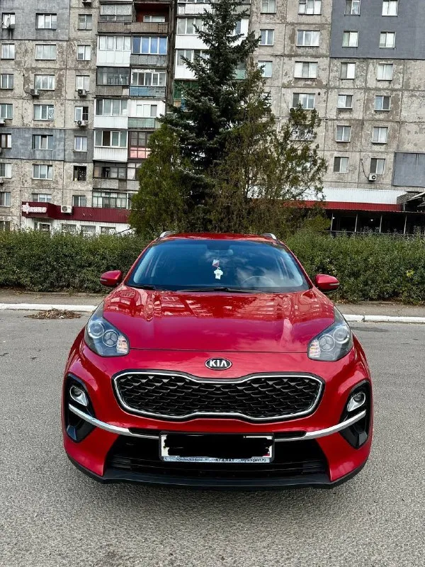 🏎️ kia sportage iv 2.0 ат awd 🗓️ год выпуска: 2018 комплектация: сигнализация с авто запуском, камера заднего вида, датчики дождя, датчики света, парктроники, сенсорный дисплей (carplay, android auto) подогревы всех сидений, электропривод зеркал, климат-контроль 2-х зонный, подогрев руля, полный привод 🥇авто в идеальном техническом состоянии. один владелец, бережная эксплуатация. без дтп. кузов в родном окрасе. комплектация "luxe". тёплые опции. два ключа. обслуживал по регламенту. замена масла каждые 7тыс. км кузов в керамике ухоженный и не прокуренный салон машина обслужена и готова к дальнейшей эксплуатации (дополнительных вложений не требуется). летняя резина на оригинальных литых дисках. зимняя резина в подарок. 💸 цена: 2.000.000 💸 торг приветствуется😏 📲тел: +7(959)2022250 📞 звоните: +7(959)2022250 - фотография - 2