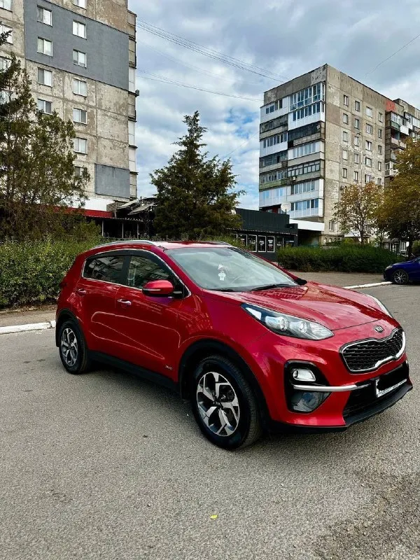 🏎️ kia sportage iv 2.0 ат awd 🗓️ год выпуска: 2018 комплектация: сигнализация с авто запуском, камера заднего вида, датчики дождя, датчики света, парктроники, сенсорный дисплей (carplay, android auto) подогревы всех сидений, электропривод зеркал, климат-контроль 2-х зонный, подогрев руля, полный привод 🥇авто в идеальном техническом состоянии. один владелец, бережная эксплуатация. без дтп. кузов в родном окрасе. комплектация "luxe". тёплые опции. два ключа. обслуживал по регламенту. замена масла каждые 7тыс. км кузов в керамике ухоженный и не прокуренный салон машина обслужена и готова к дальнейшей эксплуатации (дополнительных вложений не требуется). летняя резина на оригинальных литых дисках. зимняя резина в подарок. 💸 цена: 2.000.000 💸 торг приветствуется😏 📲тел: +7(959)2022250 📞 звоните: +7(959)2022250 - фотография - 3