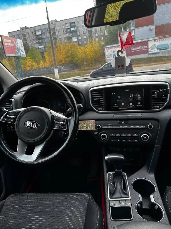 🏎️ kia sportage iv 2.0 ат awd 🗓️ год выпуска: 2018 комплектация: сигнализация с авто запуском, камера заднего вида, датчики дождя, датчики света, парктроники, сенсорный дисплей (carplay, android auto) подогревы всех сидений, электропривод зеркал, климат-контроль 2-х зонный, подогрев руля, полный привод 🥇авто в идеальном техническом состоянии. один владелец, бережная эксплуатация. без дтп. кузов в родном окрасе. комплектация "luxe". тёплые опции. два ключа. обслуживал по регламенту. замена масла каждые 7тыс. км кузов в керамике ухоженный и не прокуренный салон машина обслужена и готова к дальнейшей эксплуатации (дополнительных вложений не требуется). летняя резина на оригинальных литых дисках. зимняя резина в подарок. 💸 цена: 2.000.000 💸 торг приветствуется😏 📲тел: +7(959)2022250 📞 звоните: +7(959)2022250 - фотография - 7