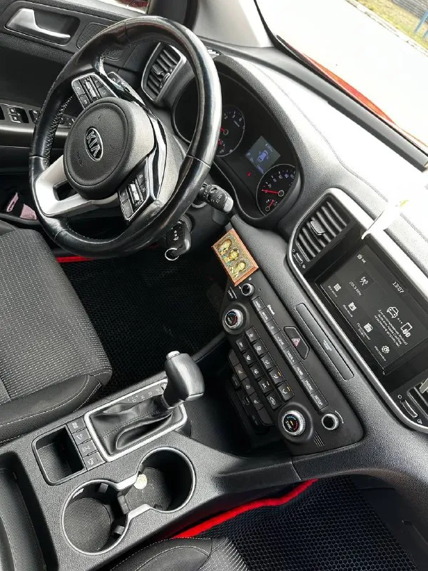 🏎️ kia sportage iv 2.0 ат awd 🗓️ год выпуска: 2018 комплектация: сигнализация с авто запуском, камера заднего вида, датчики дождя, датчики света, парктроники, сенсорный дисплей (carplay, android auto) подогревы всех сидений, электропривод зеркал, климат-контроль 2-х зонный, подогрев руля, полный привод 🥇авто в идеальном техническом состоянии. один владелец, бережная эксплуатация. без дтп. кузов в родном окрасе. комплектация "luxe". тёплые опции. два ключа. обслуживал по регламенту. замена масла каждые 7тыс. км кузов в керамике ухоженный и не прокуренный салон машина обслужена и готова к дальнейшей эксплуатации (дополнительных вложений не требуется). летняя резина на оригинальных литых дисках. зимняя резина в подарок. 💸 цена: 2.000.000 💸 торг приветствуется😏 📲тел: +7(959)2022250 📞 звоните: +7(959)2022250 - фотография - 8
