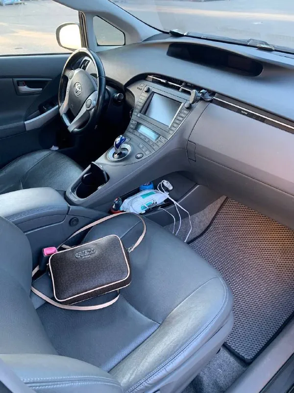 Продам toyota prius, 2010г пробег 280000. двигатель 1.8. автомобиль в технически исправном состоянии, пройдено то, сел поехал. климат контроль, электро зеркала, люк, солнечная батарея, колонки jbl, кожаный салон. цена 1м. р торг у капота. номер для связи +7949 383 05 62 +7(989)529 93 24 📲 tg: @kay0626 📞 звоните: +7(949)3830562 - фотография - 3