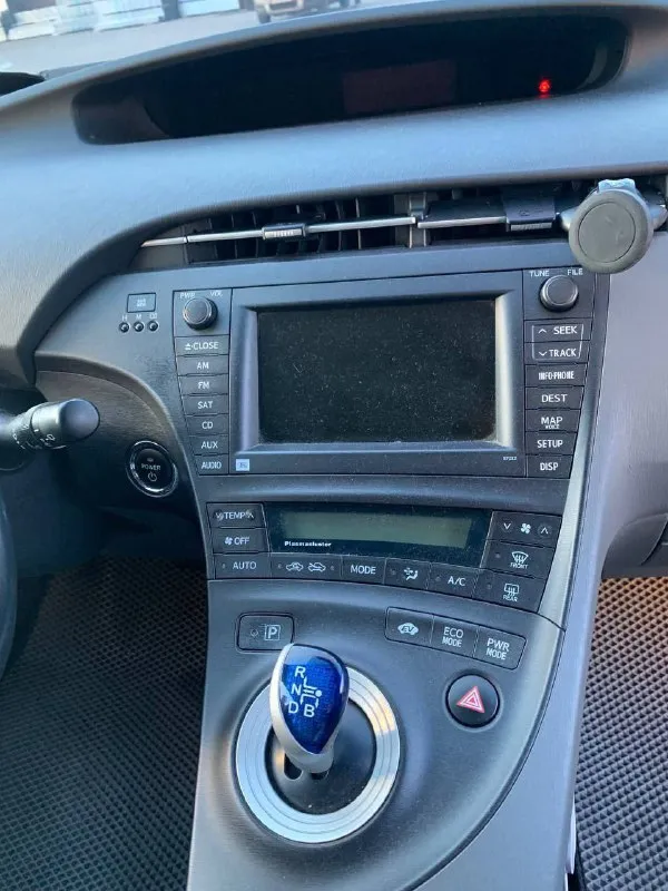 Продам toyota prius, 2010г пробег 280000. двигатель 1.8. автомобиль в технически исправном состоянии, пройдено то, сел поехал. климат контроль, электро зеркала, люк, солнечная батарея, колонки jbl, кожаный салон. цена 1м. р торг у капота. номер для связи +7949 383 05 62 +7(989)529 93 24 📲 tg: @kay0626 📞 звоните: +7(949)3830562 - фотография - 5