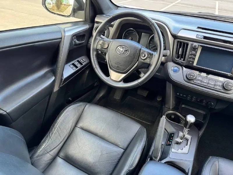 Продам г. донецк toyota rav 4 2018г. в. hybrid 2,5л бензин кп автомат полный привод пробег 35000км машина в хорошем состоянии, не битая. полный привод, климат контроль, кожаный салон, камера заднего вида. рассмотрю вариант обмена. цена 2 500 000 руб. телефон +79497485050 📞 звоните: +7(949)7485050 - фотография - 7