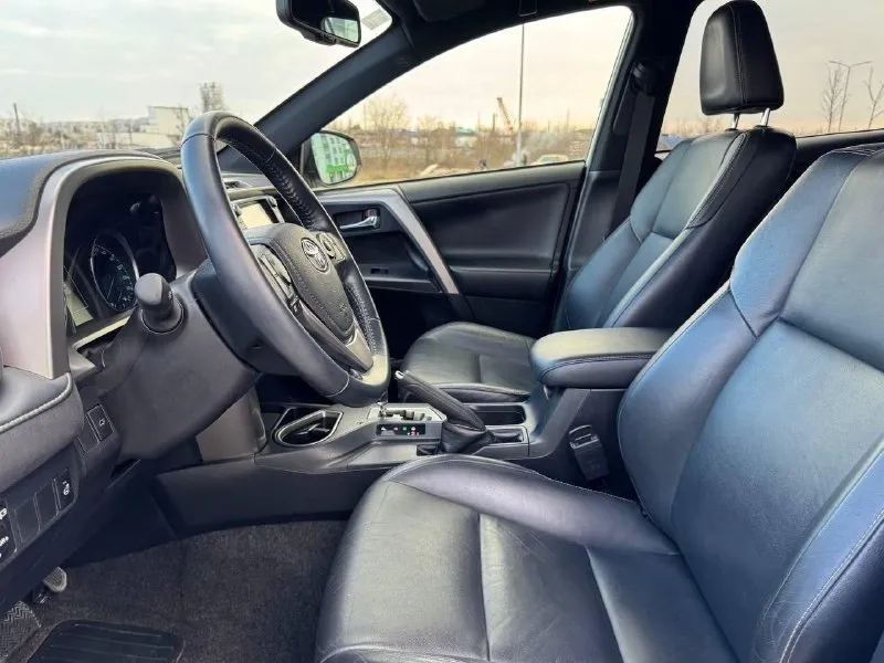 Продам г. донецк toyota rav 4 2018г. в. hybrid 2,5л бензин кп автомат полный привод пробег 35000км машина в хорошем состоянии, не битая. полный привод, климат контроль, кожаный салон, камера заднего вида. рассмотрю вариант обмена. цена 2 500 000 руб. телефон +79497485050 📞 звоните: +7(949)7485050 - фотография - 8