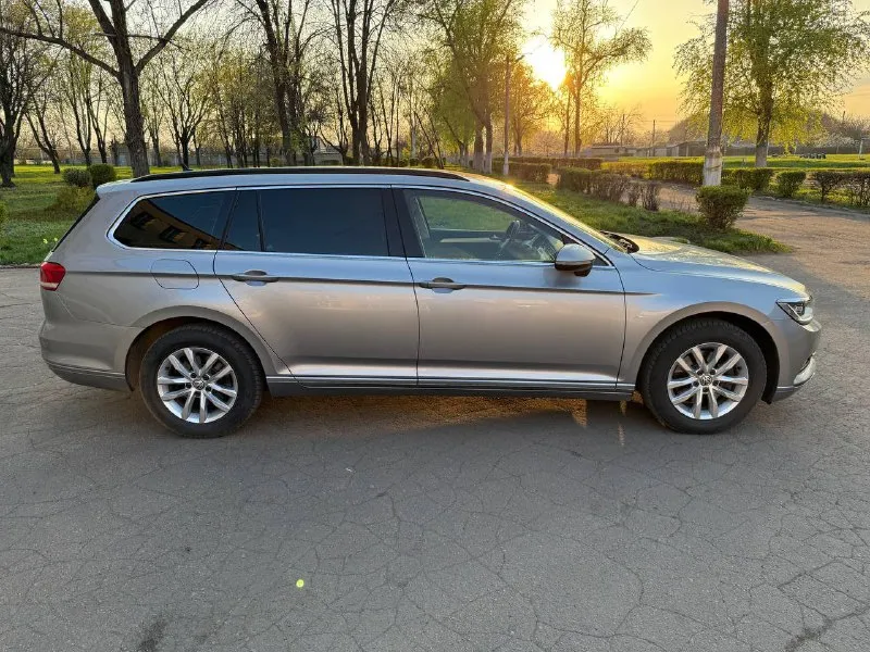 Продам volkswagen passat b8 2.0 tdi 2018 года из европы • цена: 2 100 000 руб. • контактный телефон: ☎️+7 949 305 54 89☎️ • пробег 207 000 км. (по рф 20 тыс. км) • расход: город- 7/ср-6/ тр. -5 л. • комплектация higline • коробка автомат dsg dq381 7 ступеней мокрая (заменён маховик на оригинал фирмы luk) • я второй владелец по рф. документы все в порядке. запретов, залогов, штрафов- нет • экология вся на месте, работает отлично. • место осмотра: донецк автомобиль в отличном внешнем и техническом состоянии. родной окрас, без дтп. проведено большое то автомобиля: замен комплект грм, помпа, ремень масляного насоса, сальник коленвала, ремень и ролик генератора, залит антифриз febi g13, масло двигателя motul, масло в коробке motul, поменяны все фильтра, поставлены проставки 2 см перед и зад, сделан развал схождения. также есть видео ремонта автомобиля. все вопросы по телефону. разумный торг приветствуется у капота. любые проверки за ваш счет. 📲 tg: @workgroup3020 📞 звоните: +7(949)3055489 - фотография - 8