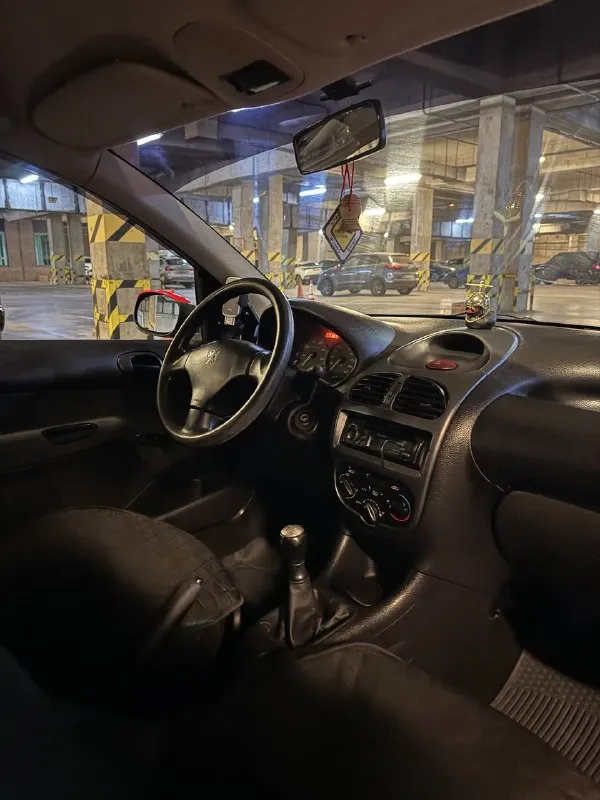 Продается peugeot 206, 2005 г. , 1.4 л. надежный городской хэтчбек! продаю свой автомобиль в связи с покупкой новой машины. основные детали: · год выпуска: 2005 · двигатель: 1.4 литра (75 л. с.), бензин. расход в городе 7,5 л. (очень экономный) · пробег: 173 000 км. пробег реальный, не скрученный (ездили, в основном, женщины). · кпп: механическая коробка передач (отрабатывает четко). · цена: 350 000 рублей. понимаю, что машина не новая, поэтому торгуюсь у капота. техническое состояние: · двигатель работает ровно, без посторонних шумов и подтеков. · кондиционер исправен. печка работает хорошо · электрика работает корректно. · тормозная система в порядке( недавно менялись тормозная жидкость и колодки). · в сентябре заменены: масло и фильтры. внешний вид и салон: · кузов без серьезных повреждений и коррозии. есть небольшие следы эксплуатации. · салон чистый, без разрывов на сиденьях. машина полностью на ходу, готова к эксплуатации. в дтп не была. все вопрос 📲 tg: @lisenocchhek 📞 звоните: +7(949)4525305 - фотография - 10