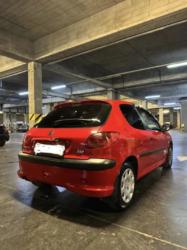 Продается peugeot 206, 2005 г. , 1.4 л. надежный городской хэтчбек! продаю свой автомобиль в связи с покупкой новой машины. основные детали: · год выпуска: 2005 · двигатель: 1.4 литра (75 л. с.), бензин. расход в городе 7,5 л. (очень экономный) · пробег: 173 000 км. пробег реальный, не скрученный (ездили, в основном, женщины). · кпп: механическая коробка передач (отрабатывает четко). · цена: 350 000 рублей. понимаю, что машина не новая, поэтому торгуюсь у капота. техническое состояние: · двигатель работает ровно, без посторонних шумов и подтеков. · кондиционер исправен. печка работает хорошо · электрика работает корректно. · тормозная система в порядке( недавно менялись тормозная жидкость и колодки). · в сентябре заменены: масло и фильтры. внешний вид и салон: · кузов без серьезных повреждений и коррозии. есть небольшие следы эксплуатации. · салон чистый, без разрывов на сиденьях. машина полностью на ходу, готова к эксплуатации. в дтп не была. все вопрос 📲 tg: @lisenocchhek 📞 звоните: +7(949)4525305 - фотография - 3