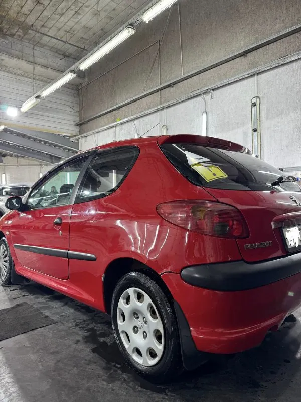 Продается peugeot 206, 2005 г. , 1.4 л. надежный городской хэтчбек! продаю свой автомобиль в связи с покупкой новой машины. основные детали: · год выпуска: 2005 · двигатель: 1.4 литра (75 л. с.), бензин. расход в городе 7,5 л. (очень экономный) · пробег: 173 000 км. пробег реальный, не скрученный (ездили, в основном, женщины). · кпп: механическая коробка передач (отрабатывает четко). · цена: 350 000 рублей. понимаю, что машина не новая, поэтому торгуюсь у капота. техническое состояние: · двигатель работает ровно, без посторонних шумов и подтеков. · кондиционер исправен. печка работает хорошо · электрика работает корректно. · тормозная система в порядке( недавно менялись тормозная жидкость и колодки). · в сентябре заменены: масло и фильтры. внешний вид и салон: · кузов без серьезных повреждений и коррозии. есть небольшие следы эксплуатации. · салон чистый, без разрывов на сиденьях. машина полностью на ходу, готова к эксплуатации. в дтп не была. все вопрос 📲 tg: @lisenocchhek 📞 звоните: +7(949)4525305 - фотография - 4