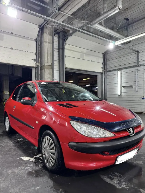 Продается peugeot 206, 2005 г. , 1.4 л. надежный городской хэтчбек! продаю свой автомобиль в связи с покупкой новой машины. основные детали: · год выпуска: 2005 · двигатель: 1.4 литра (75 л. с.), бензин. расход в городе 7,5 л. (очень экономный) · пробег: 173 000 км. пробег реальный, не скрученный (ездили, в основном, женщины). · кпп: механическая коробка передач (отрабатывает четко). · цена: 350 000 рублей. понимаю, что машина не новая, поэтому торгуюсь у капота. техническое состояние: · двигатель работает ровно, без посторонних шумов и подтеков. · кондиционер исправен. печка работает хорошо · электрика работает корректно. · тормозная система в порядке( недавно менялись тормозная жидкость и колодки). · в сентябре заменены: масло и фильтры. внешний вид и салон: · кузов без серьезных повреждений и коррозии. есть небольшие следы эксплуатации. · салон чистый, без разрывов на сиденьях. машина полностью на ходу, готова к эксплуатации. в дтп не была. все вопрос 📲 tg: @lisenocchhek 📞 звоните: +7(949)4525305 - фотография - 5