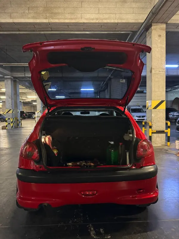 Продается peugeot 206, 2005 г. , 1.4 л. надежный городской хэтчбек! продаю свой автомобиль в связи с покупкой новой машины. основные детали: · год выпуска: 2005 · двигатель: 1.4 литра (75 л. с.), бензин. расход в городе 7,5 л. (очень экономный) · пробег: 173 000 км. пробег реальный, не скрученный (ездили, в основном, женщины). · кпп: механическая коробка передач (отрабатывает четко). · цена: 350 000 рублей. понимаю, что машина не новая, поэтому торгуюсь у капота. техническое состояние: · двигатель работает ровно, без посторонних шумов и подтеков. · кондиционер исправен. печка работает хорошо · электрика работает корректно. · тормозная система в порядке( недавно менялись тормозная жидкость и колодки). · в сентябре заменены: масло и фильтры. внешний вид и салон: · кузов без серьезных повреждений и коррозии. есть небольшие следы эксплуатации. · салон чистый, без разрывов на сиденьях. машина полностью на ходу, готова к эксплуатации. в дтп не была. все вопрос 📲 tg: @lisenocchhek 📞 звоните: +7(949)4525305 - фотография - 8