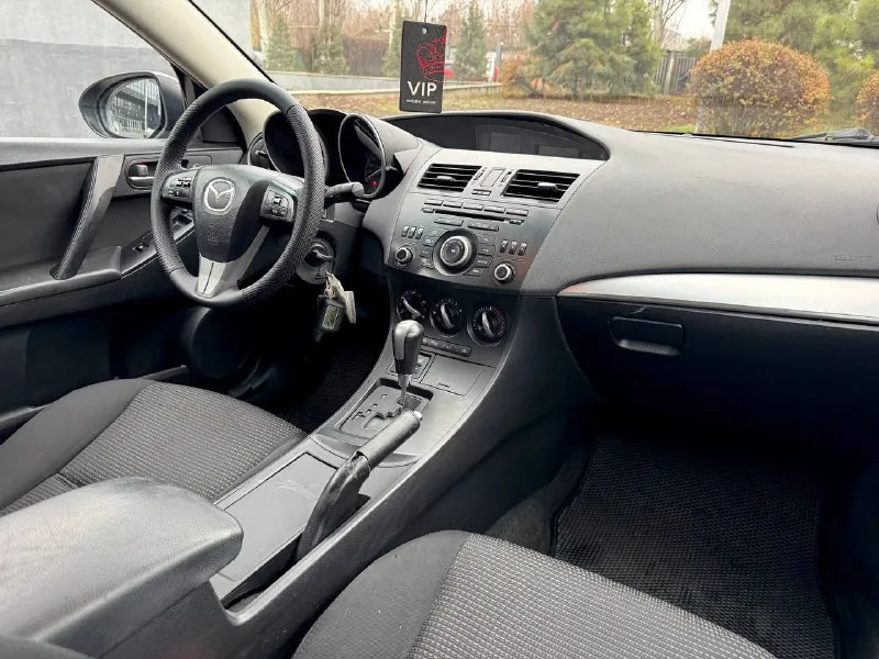 Mazda 3 рестайлинг год выпуска: 2012 двс: 1.6 кпп: автомат пробег: 177 000 км ✅оригинальный пробег ✅2 владельца по птс ✅технически исправна и обслужена стоимость: 880 000₽ возможна продажа в кредит осмотр в донецке, калининский район автосалон «авто точка» 📞 +7(949)699-31-90 📲 tg: кирилл 📞 звоните: +7(949)6993190 - фотография - 7