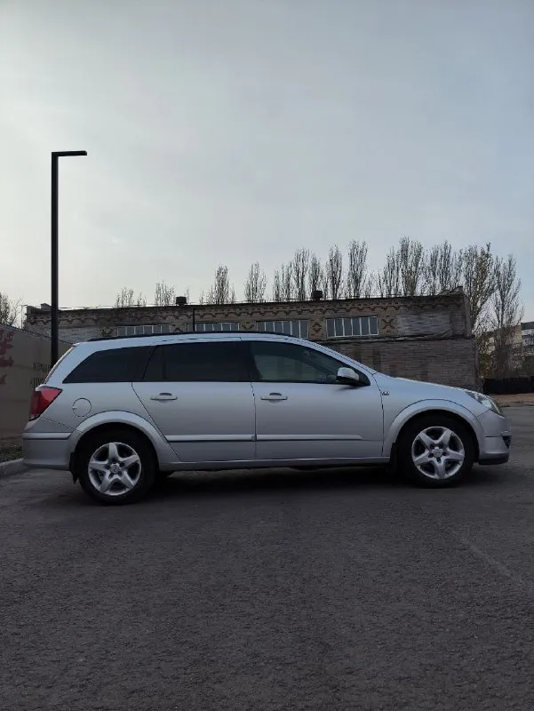 Продам opel астра h в идеальном состоянии я хозяин по техпаспорту пригонялась в 2020 гуду был днр учёт самый надёжный мотор полное то делать ничего не надо грм заменил новый акб зимняя резина новая выхлопная система в родной краске объем 1.6 пробег 215 цена 695 р донецк +79494950147 📲 tg: руслан 📞 звоните: +7(949)4950147 - фотография - 3
