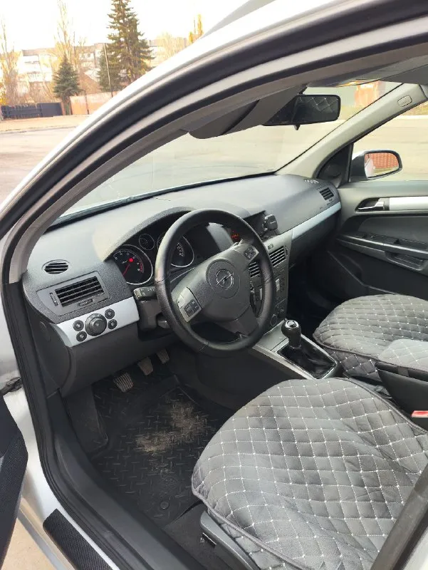 Продам opel астра h в идеальном состоянии я хозяин по техпаспорту пригонялась в 2020 гуду был днр учёт самый надёжный мотор полное то делать ничего не надо грм заменил новый акб зимняя резина новая выхлопная система в родной краске объем 1.6 пробег 215 цена 695 р донецк +79494950147 📲 tg: руслан 📞 звоните: +7(949)4950147 - фотография - 7