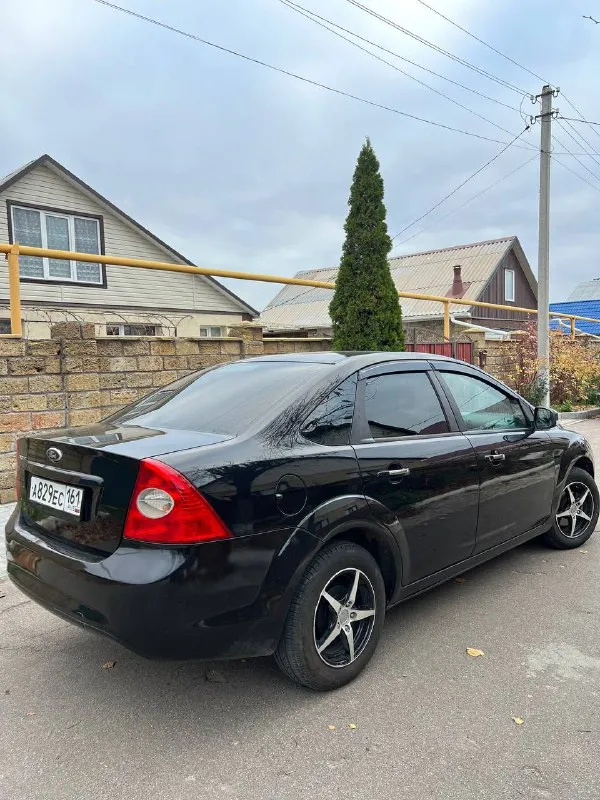 Продам ford focus 2 рестайлинг год: 2009 двигатель 1.8 125лс работает отлично, расход масла отсутствует, кап ремонт делался 35т назад! ходовая часть без нареканий, кузов в очень достойном состоянии, без гнили и рыжиков днище и пороги отличные, безопасность на месте в серьезных дтп не был! комплектация с кондиционером, 4 стеклоподьемника с автодоводчиками, эл. зеркала, бортовой компьютер, эл. рег фар, центральный замок, свежая летняя резина, зимние колеса в комплекте с машиной! 3 ключа, документы чистые без штрафов и запретов. автомобиль обслужен и не требует вложений! торг есть цена: 565000 📍мариуполь 📞+79496463727 - фотография - 3