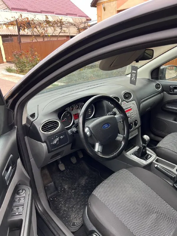 Продам ford focus 2 рестайлинг год: 2009 двигатель 1.8 125лс работает отлично, расход масла отсутствует, кап ремонт делался 35т назад! ходовая часть без нареканий, кузов в очень достойном состоянии, без гнили и рыжиков днище и пороги отличные, безопасность на месте в серьезных дтп не был! комплектация с кондиционером, 4 стеклоподьемника с автодоводчиками, эл. зеркала, бортовой компьютер, эл. рег фар, центральный замок, свежая летняя резина, зимние колеса в комплекте с машиной! 3 ключа, документы чистые без штрафов и запретов. автомобиль обслужен и не требует вложений! торг есть цена: 565000 📍мариуполь 📞+79496463727 - фотография - 8