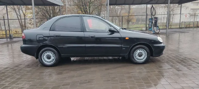 Продам дэу ланос 2008 г. в в идеальном состоянии с родным пробегом 152 тыс. км! авто в родном окрасе, без единого рыжика, дно идеал, двигатель работает отлично, ходовая без нареканий, салон отличный. установлена 2 ух стороняя сигнализация, хорошая аудио система, новая зимняя резина. у автомобиля один хозяин за все время. документы в порядке и готовы к переоформлению. авто находится в г мариуполь цена 320 000 тыс. руб +79495524307 - фотография - 4