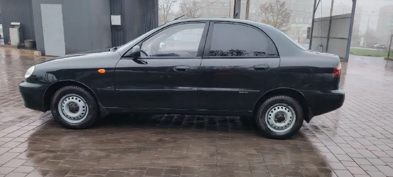 Продам дэу ланос 2008 г. в в идеальном состоянии с родным пробегом 152 тыс. км! авто в родном окрасе, без единого рыжика, дно идеал, двигатель работает отлично, ходовая без нареканий, салон отличный. установлена 2 ух стороняя сигнализация, хорошая аудио система, новая зимняя резина. у автомобиля один хозяин за все время. документы в порядке и готовы к переоформлению. авто находится в г мариуполь цена 320 000 тыс. руб +79495524307 - фотография - 7